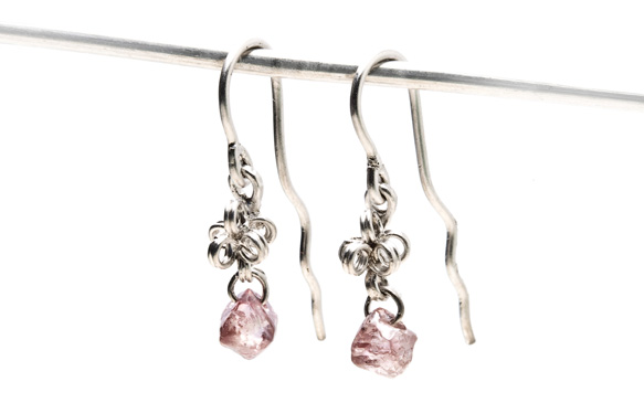 Two rough pink diamonds of 1.46 carat, mounted in white gold earrings. Design Anna Moltke-Huitfeldt.