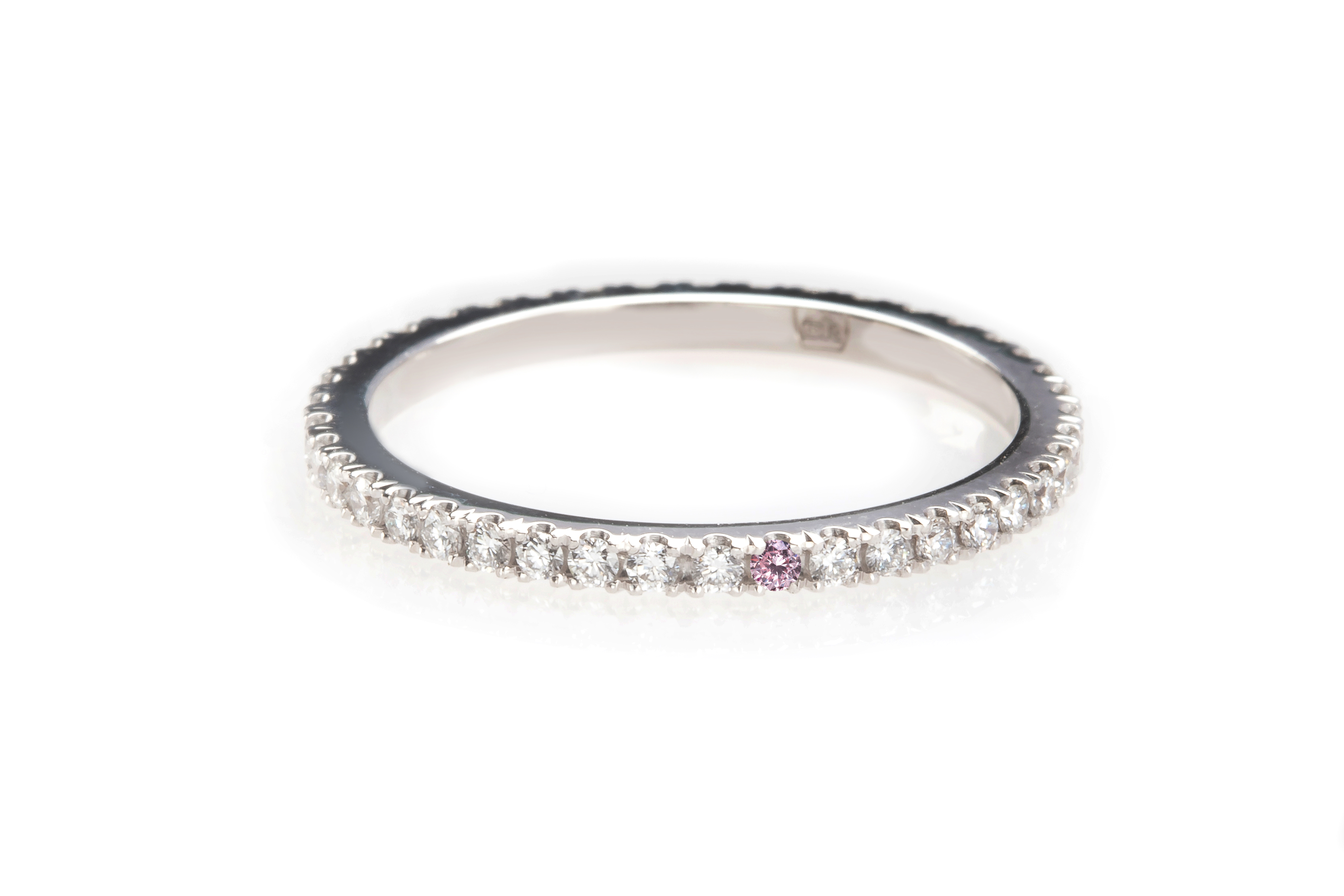 Wedding band with a small natural pink diamond. Diamonds and wedding dresses. Yseult De Crombrugghe