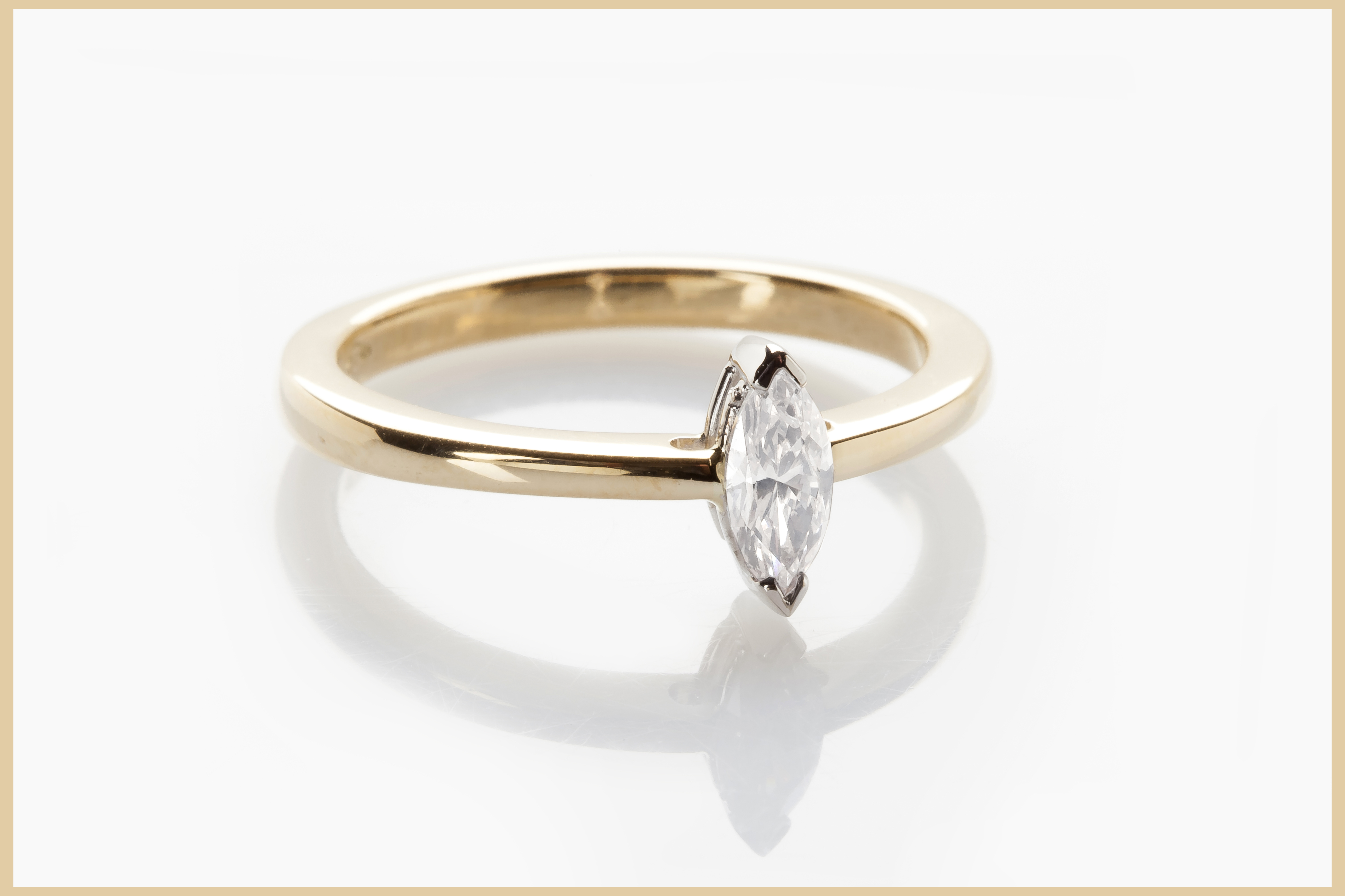 Langerman - Ring set with natural white or opalescent diamond - Fancy White, Opalescent, Opalescence, Colorless